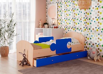 Детская кровать с ящиком и бортиками Мозайка, корпус Млечный дуб/фасад Синий (ламели) в Оренбурге